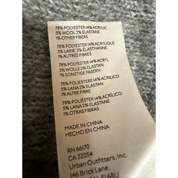 Urban Outfitters Paige Gray Textured Knit Sleeveless Button Crop Sweater Vest M - Picture 4 of 4